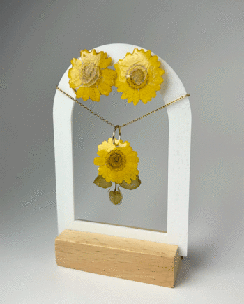 Resin-encapsulated wildflower earrings and necklace set.